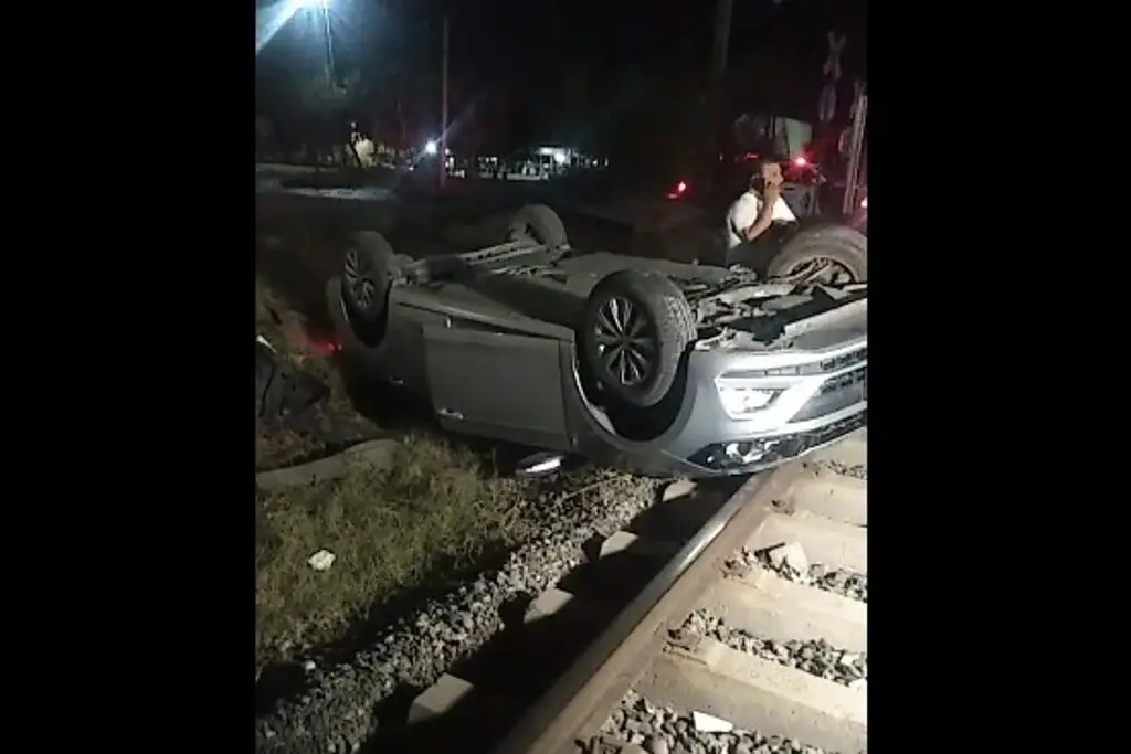 Se pasa el alto y vuelca sobre las vías del tren, esta madrugada