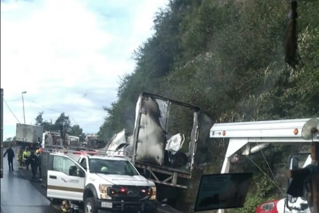 Vuelca y se incendia tráiler en carretera de Maltrata, Veracruz