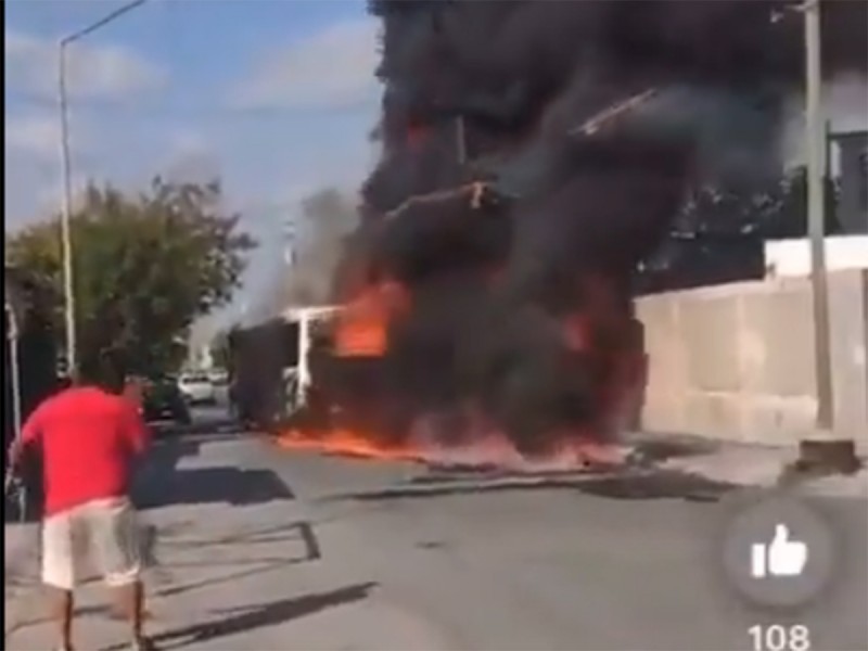 ‘Quítese de ahí’ Graban a camión que se queda sin frenos y estalla en Nuevo León