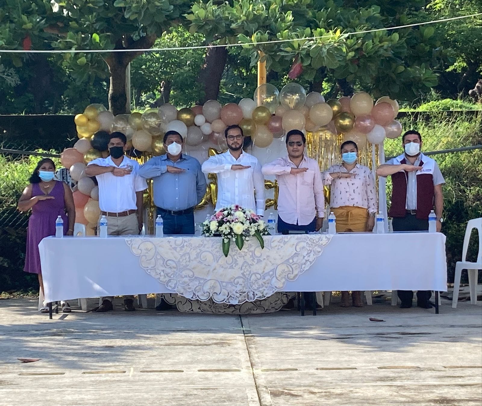 En representación de la Presidenta Municipal de Santiago Tuxtla, Profa. Kristel Hernández Topete asistió el Ing. Antonio Bencomo Victorio, Secretario del Ayuntamiento a la ceremonia de graduación de las niñas y niños del Centro Atención Múltiple (CAM)