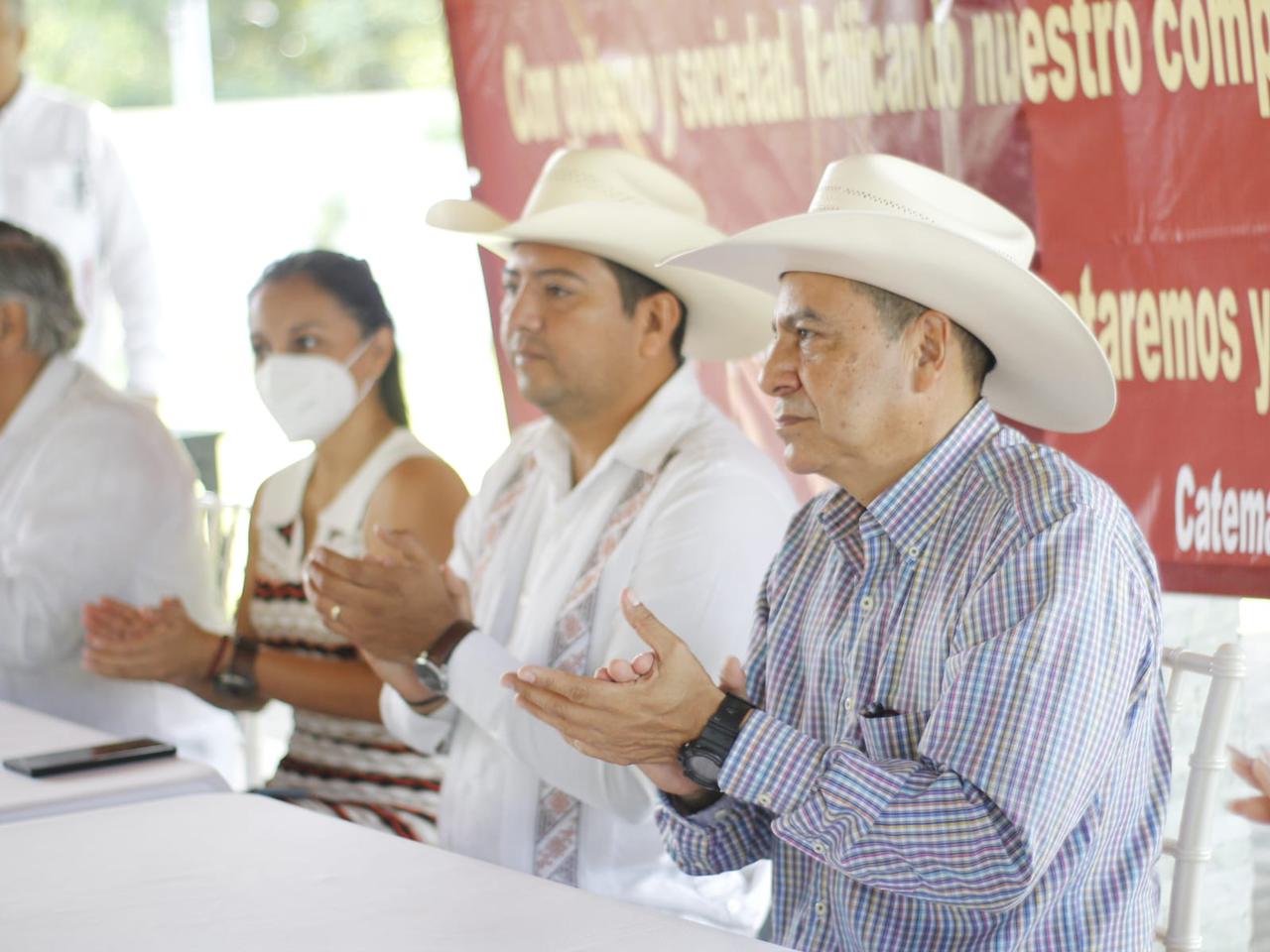 Atendiendo la invitación del Colegio de Médicos Veterinarios, el presidente municipal de Catemaco Lic. Juan José Rosario Morales asistió como invitado de honor al Encuentro de la Asociación de Médicos Veterinarios Zootecnistas de La Sierra de Los Tuxtlas A.C. llevado a cabo en La Finca Mariner.