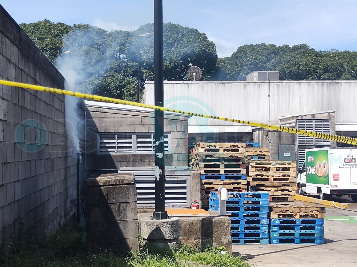 Exceso de humo de maquinaria provoca pánico entre compradores de Aurrera