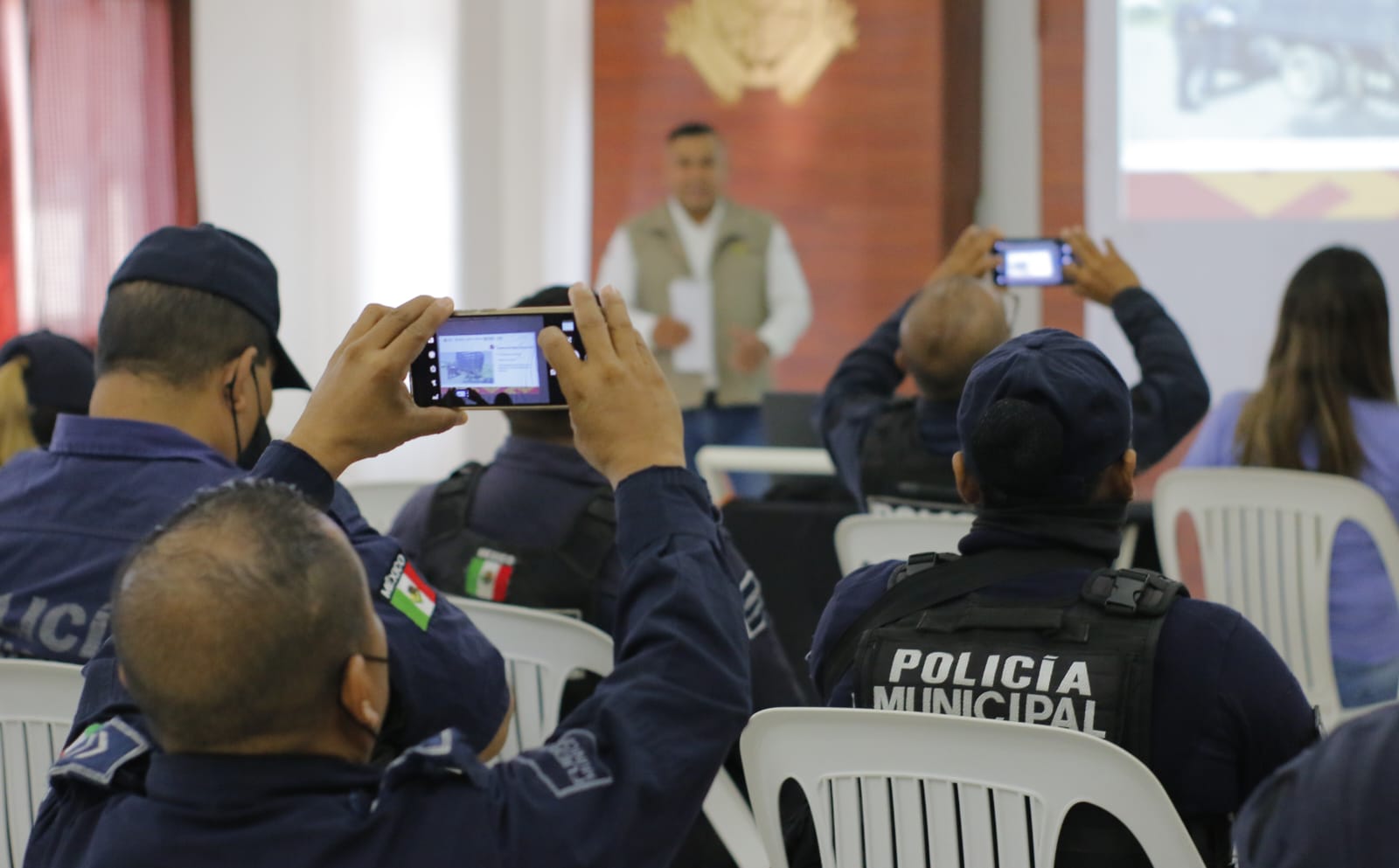 Capacitan a policía municipal en procedimientos para atender denuncias por abigeato.