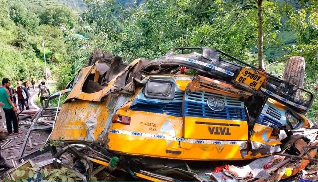 Autobús de pasajeros cae a un barranco y mueren 16 personas, entre ellas niños