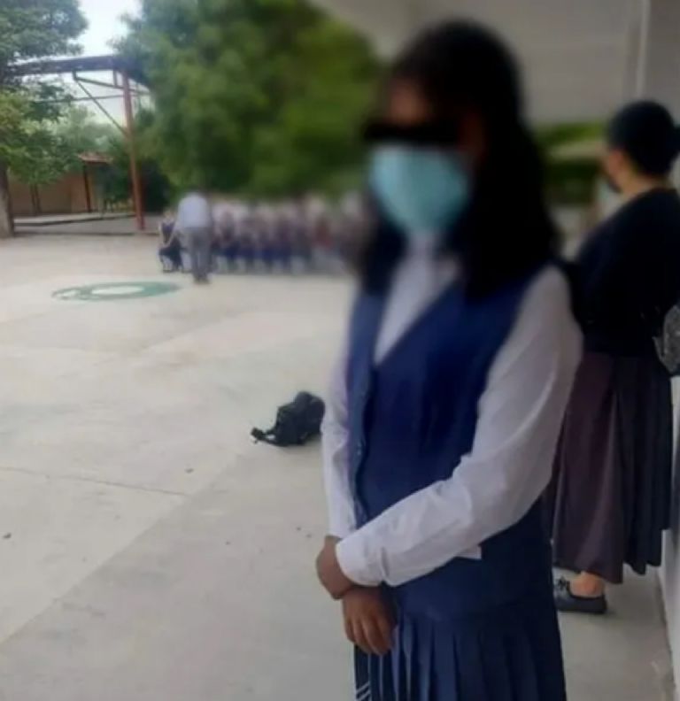 Por no tener dinero para su uniforme, escuela niega a alumna con promedio de 9.4 FOTO de graduación en Guerrero