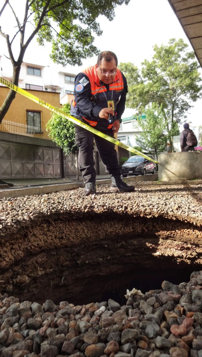 La Magdalena Contreras amanece con socavón de 6 metros de profundidad