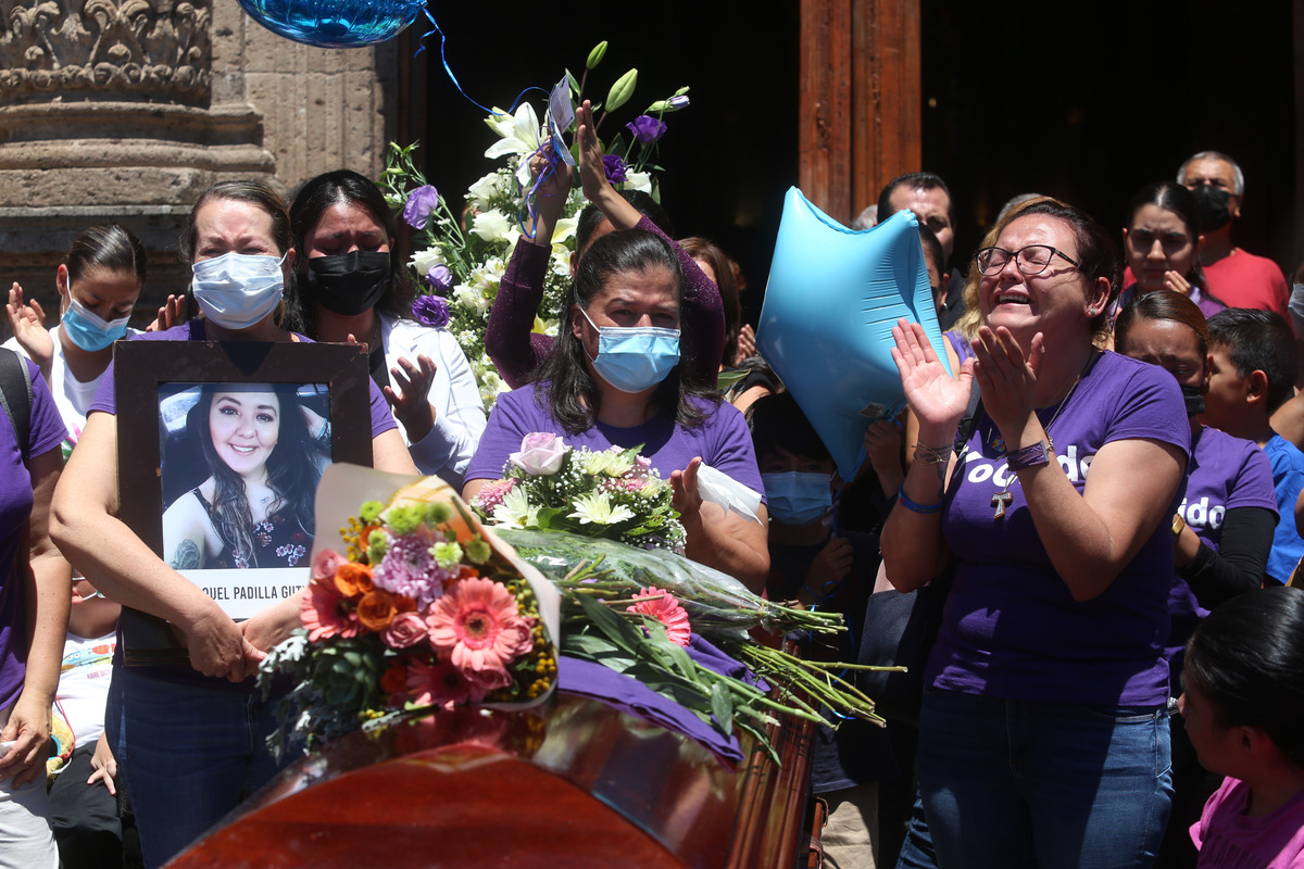 Entre palomas blancas y llanto, despiden a Luz Raquel en iglesia de Zapopan, Jalisco