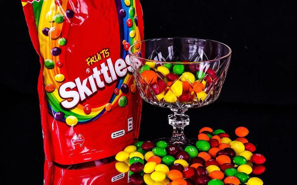 Demandan a Skittles por colorantes artificiales tóxicos; acusan daños en el ADN