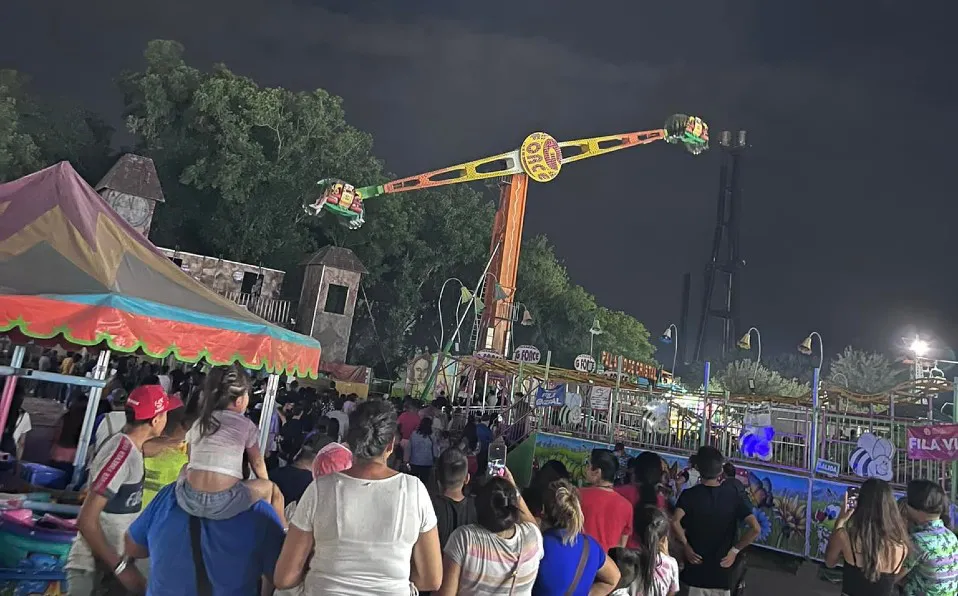 Juego mecánico falla y deja a personas varadas en la Feria del Parque Fundidora