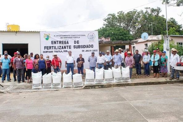 Entrega gobierno municipal de Kristel Hernández  fertilizantes subsidiados a campesinos de Santiago Tuxtla