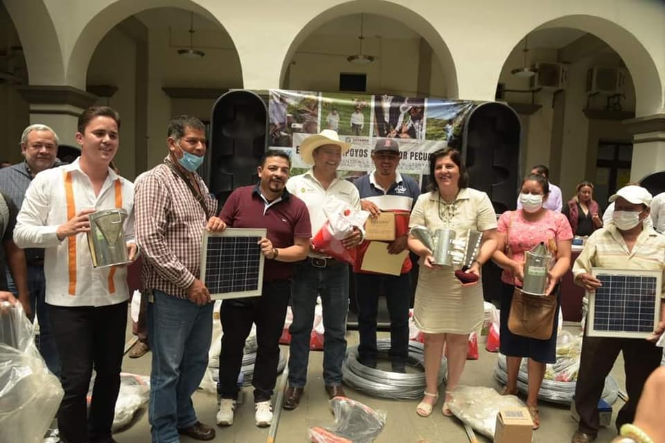 Respaldo total a productores pecuarios de San Andrés Tuxtla, con entrega de equipamiento: María Elena Solana Calzada