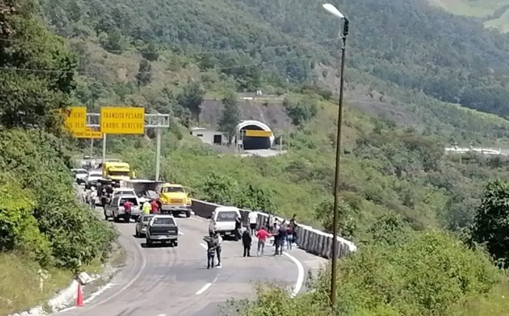 Trágico accidente en Cumbres de Maltrata; hay al menos 3 muertos y 6 heridos de gravedad