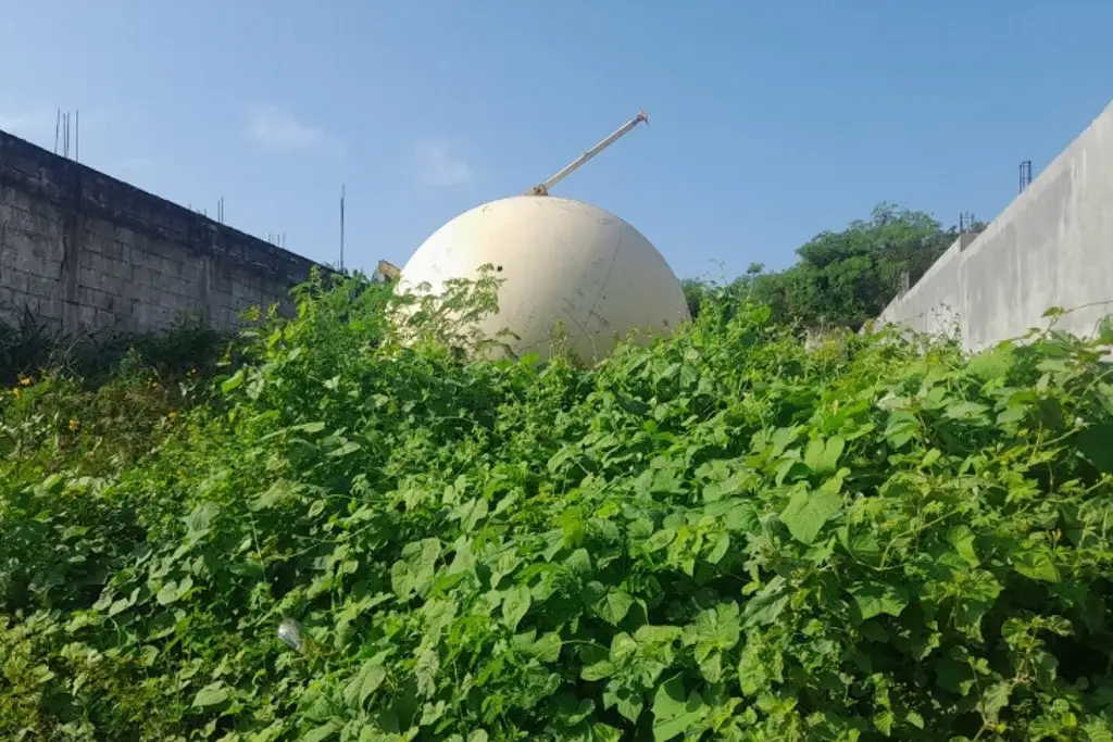 Esta es la esfera que «cayó del cielo», está desde hace varios años en un lote baldío