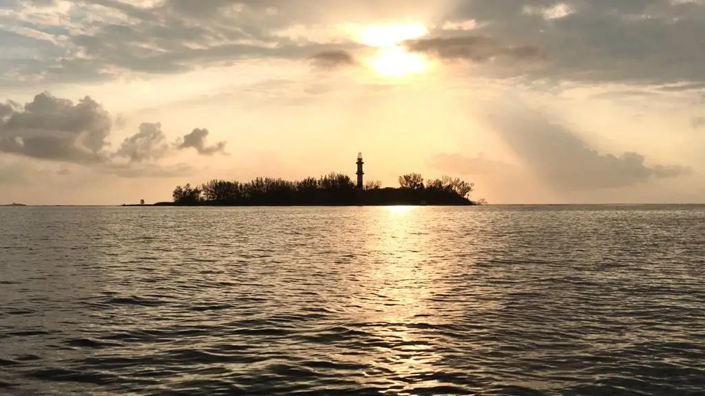 Rescatan a sujeto a punto de ahogarse en playas de Veracruz; quería llegar a la Isla de Sacrificios