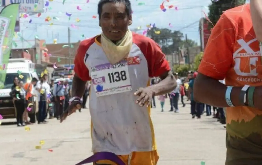 Mexicano logra correr 448 kilómetros en 64 horas y sin tenis