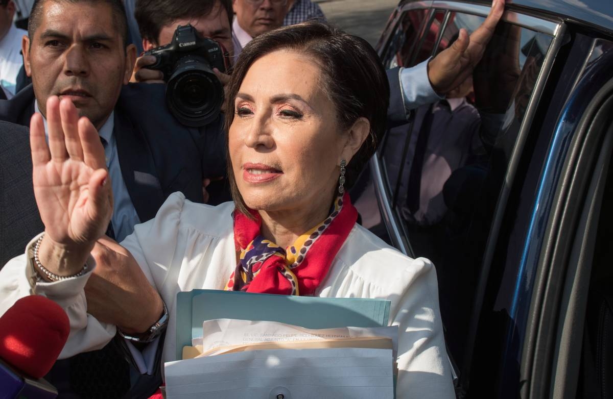 Rosario Robles acudió a la FGR a firmar y entregar su pasaporte