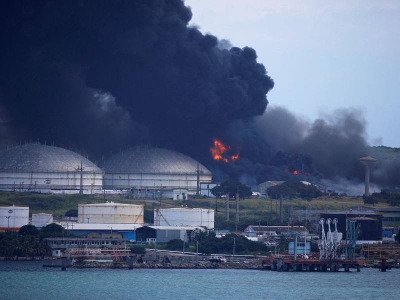 Incendio en depósito petrolero de Cuba se propaga a un tercer tanque