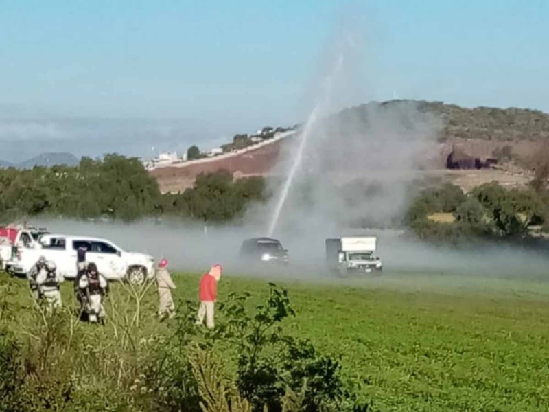 Hasta 10 metros de altura alcanza hidrocarburo que brota de toma clandestina en Hidalgo