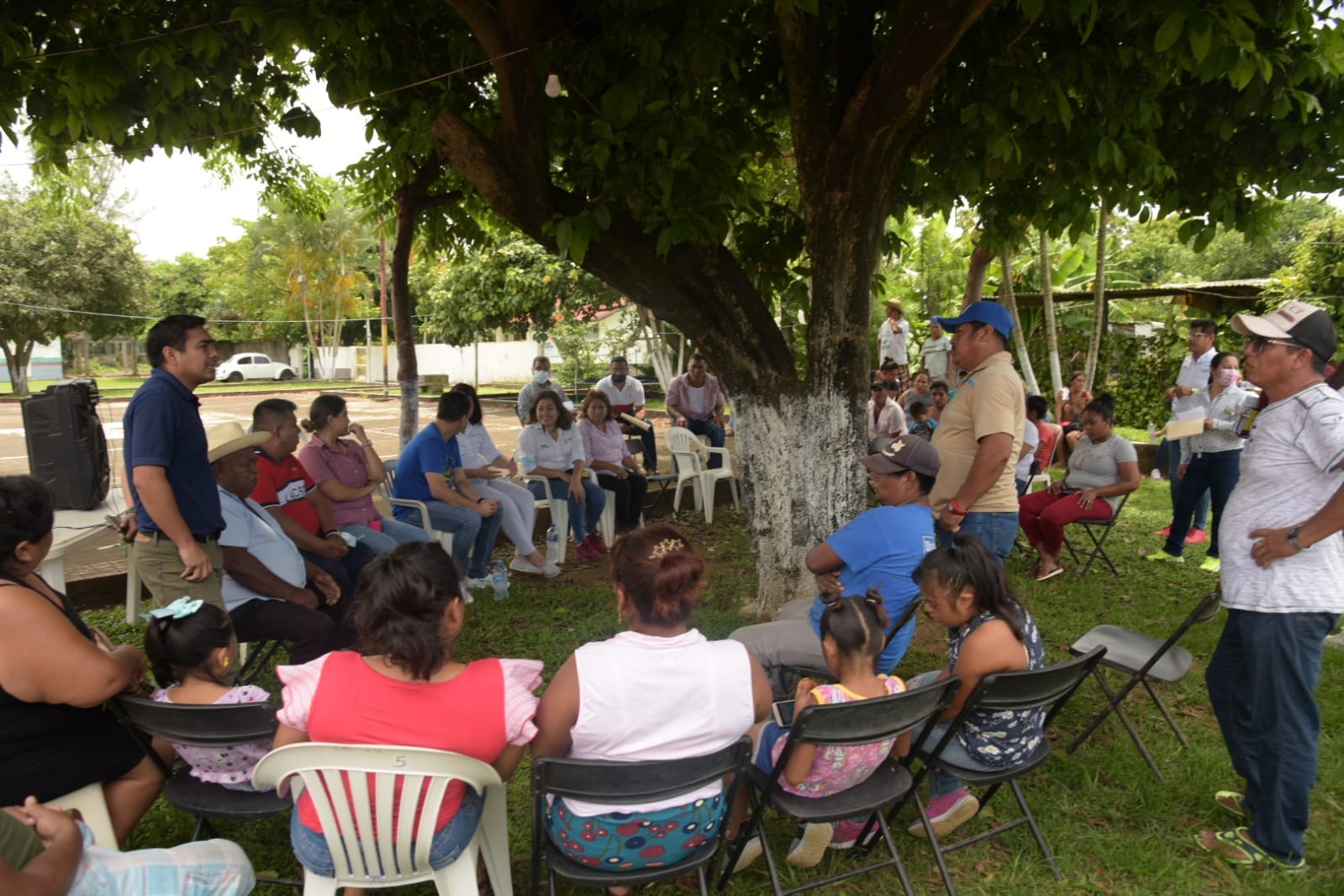 Recorre alcaldesa comunidades de la costa sananandrescana.