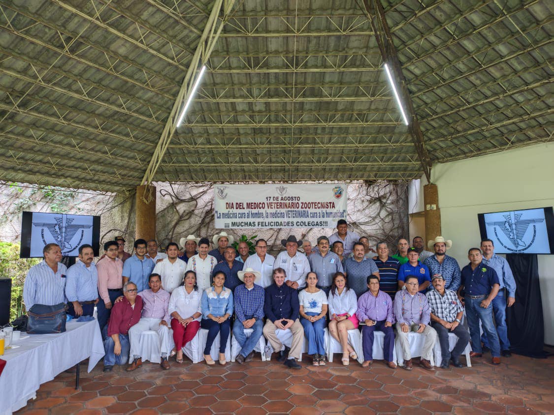 En el marco del Día del Médico Veterinario y Zootecnista, el Presidente Municipal Lic. Juan José Rosario Morales celebró con un convivio a miembros de la Asociación de Médicos Veterinarios Zootecnistas de Los Tuxtlas.