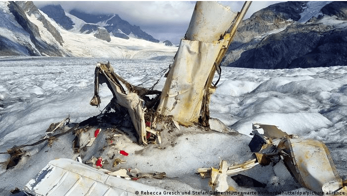 Hallan los restos de avión estrellado hace 54 años en los Alpes suizos