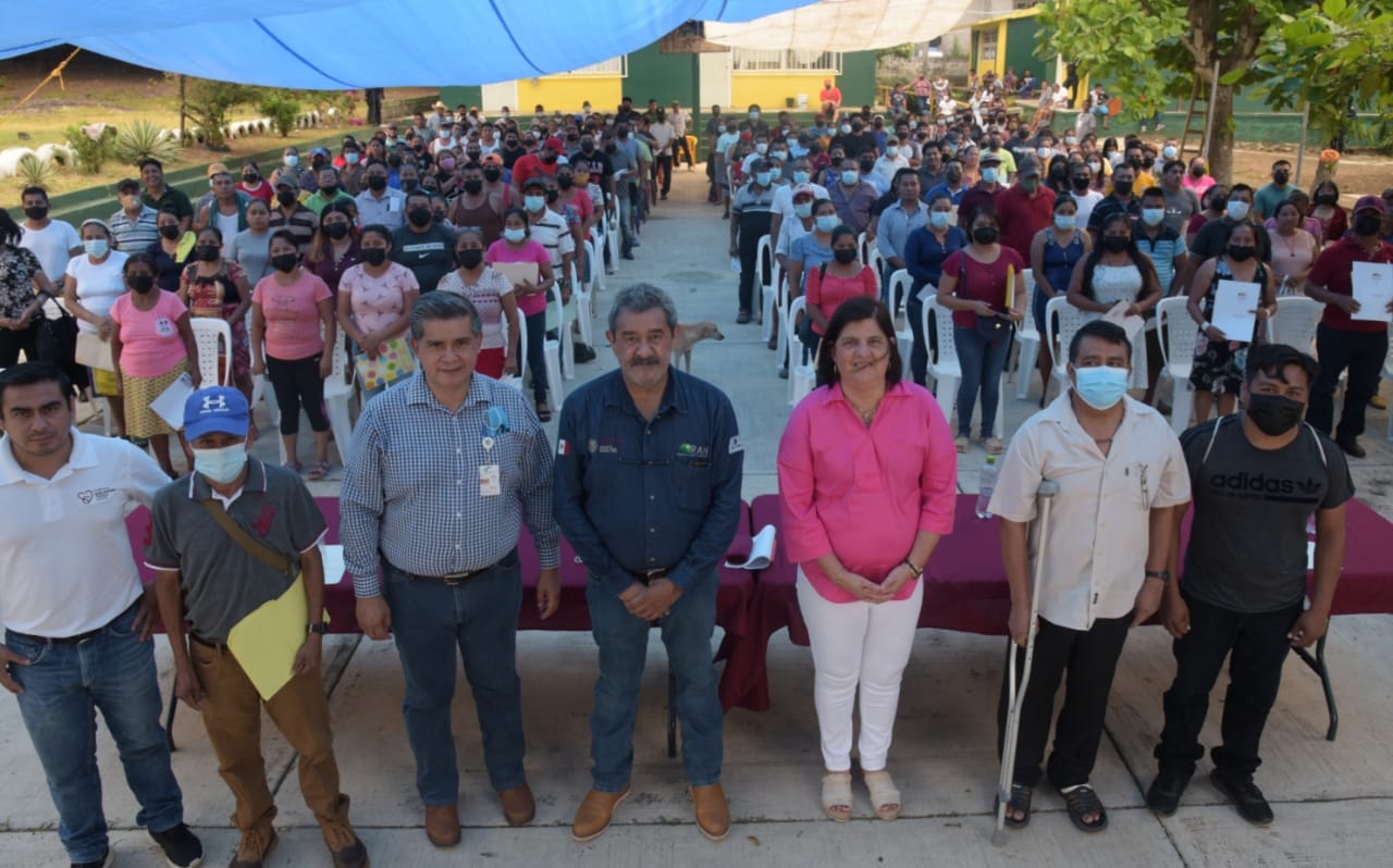 Entregan títulos de solares urbanos dando seguridad y certeza jurídica a ciudadanos de Chuniapan de Abajo