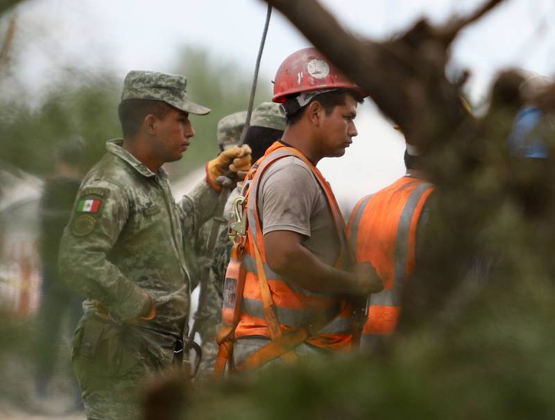 Mina de Coahuila: buzos entraron al pozo, pero rescate de mineros sigue estancado, dice Sedena