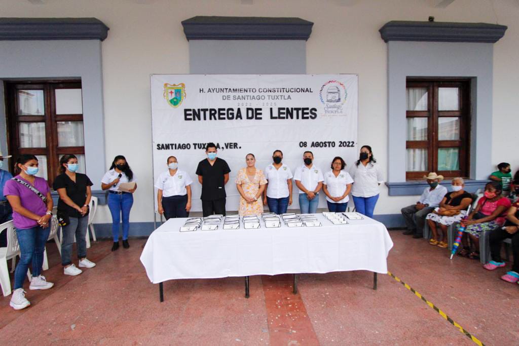 a Presidenta Municipal de Santiago Tuxtla, Profa. Kristel Hernández Topete asistió a la entrega de lentes a las personas beneficiadas del programa de Salud Visual