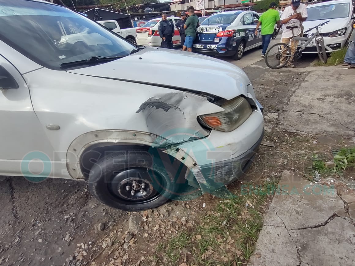 🚨 Taxista provoca accidente y huye del lugar.