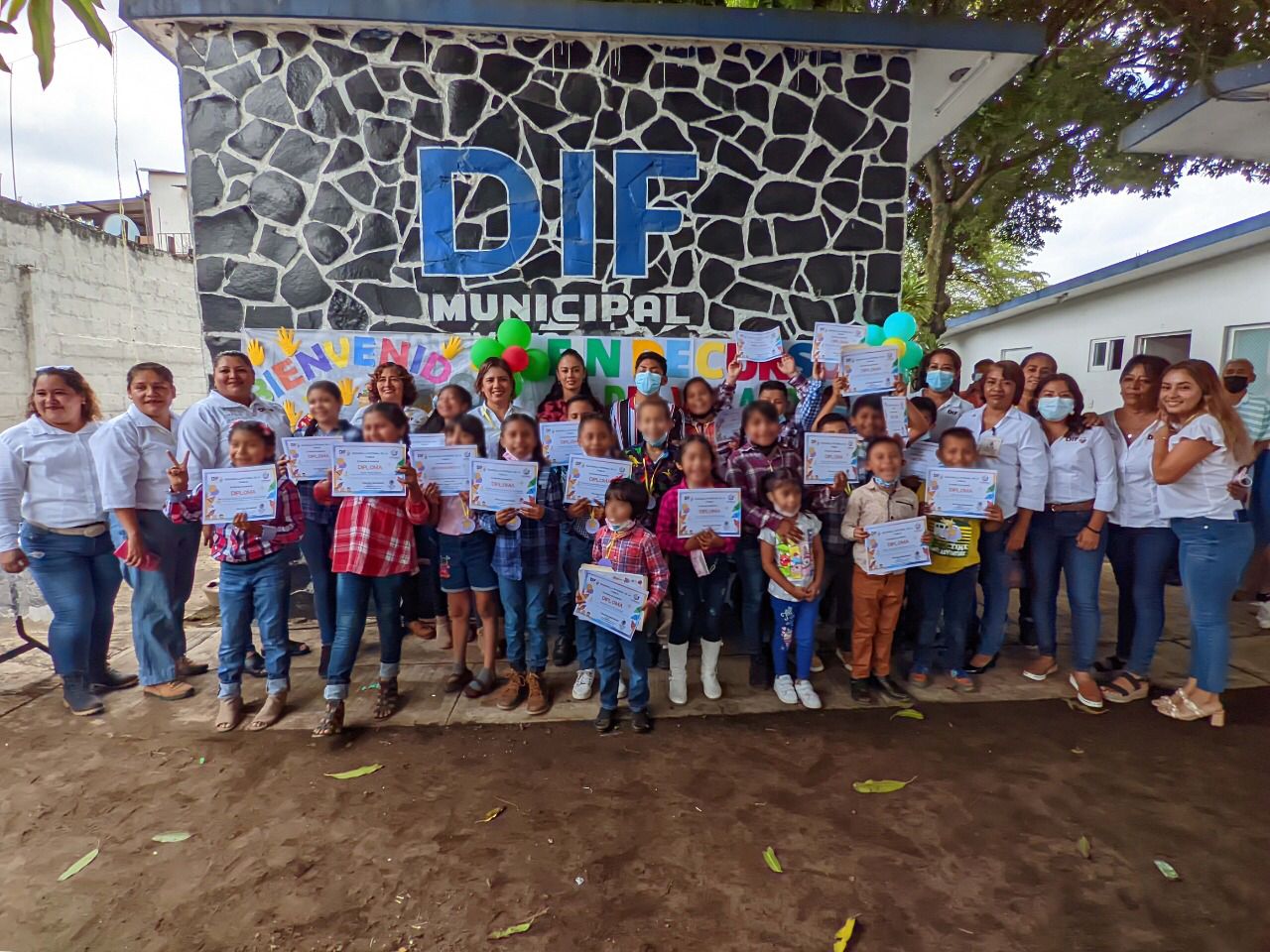 Con un convivio lleno de mucha alegría y diversión, se llevó a cabo la clausura del curso de verano para niñas y niños, impartido por el DIF Municipal. 🧩