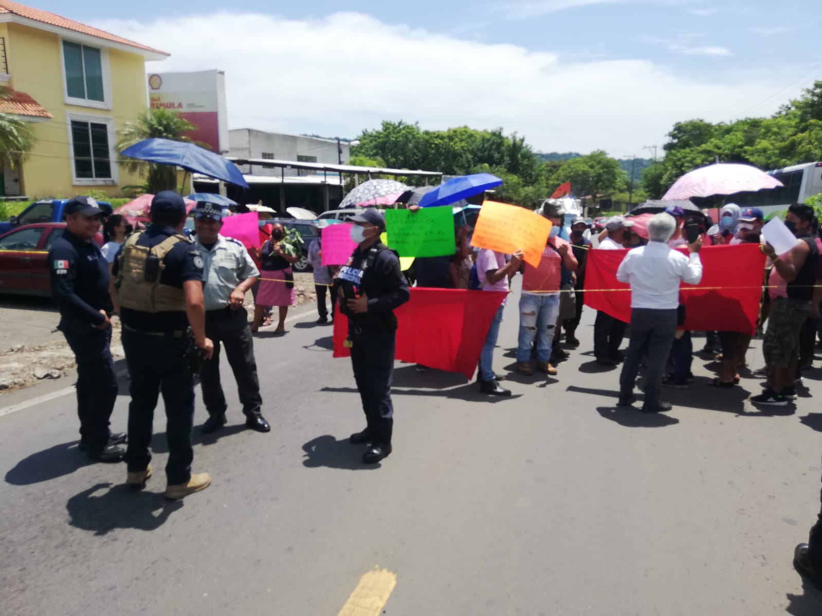 Bloquean carretera federal para exigir nuevo mercado