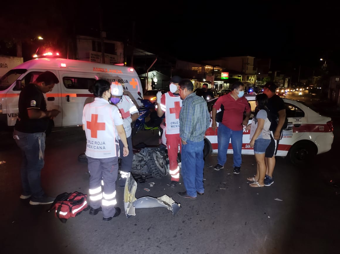 🚨 Motociclista lesionado al chocar con taxi