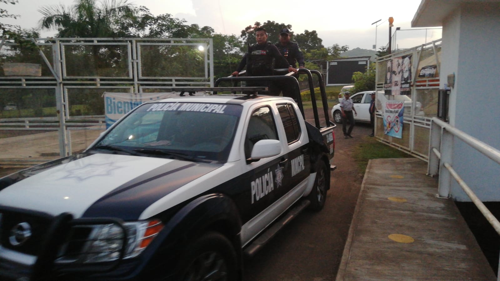 🚨 Jovencita casi se ahoga en alberca de San Andrés