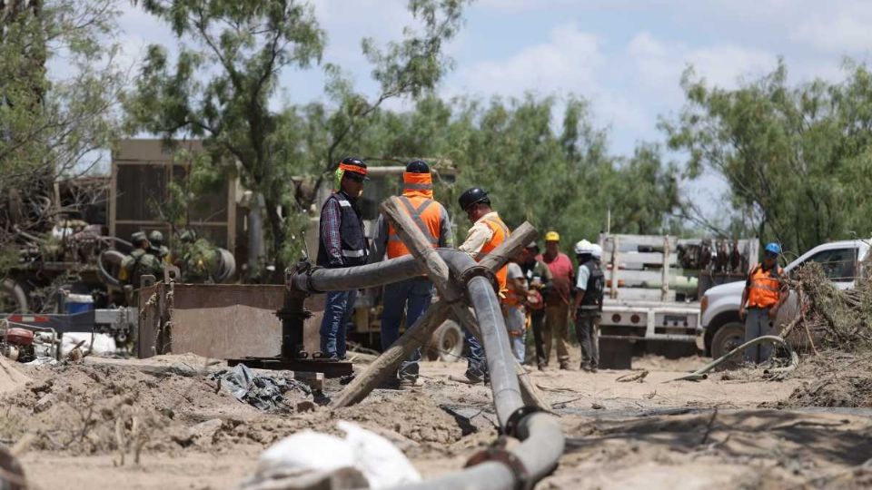 Buzo del Ejército ingresa al pozo donde están atrapados los 10 mineros de Sabinas