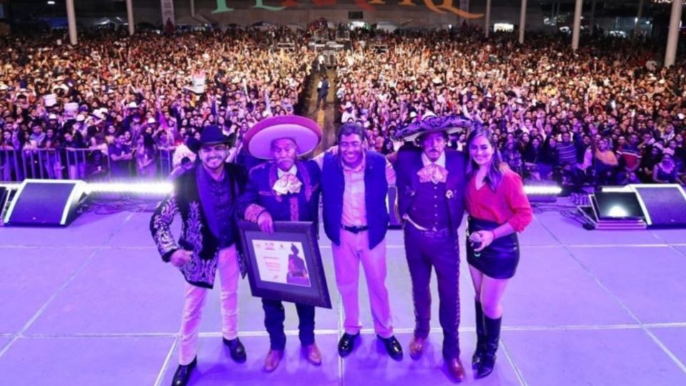 Don Rogelio ofrece concierto en Feria de Fresnillo con lleno total y arrasa la red: «Un señorón», le reconocen