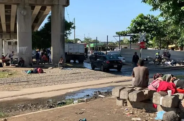Hallan a cuerpo junto a vías del tren en Coatza; sería de migrante