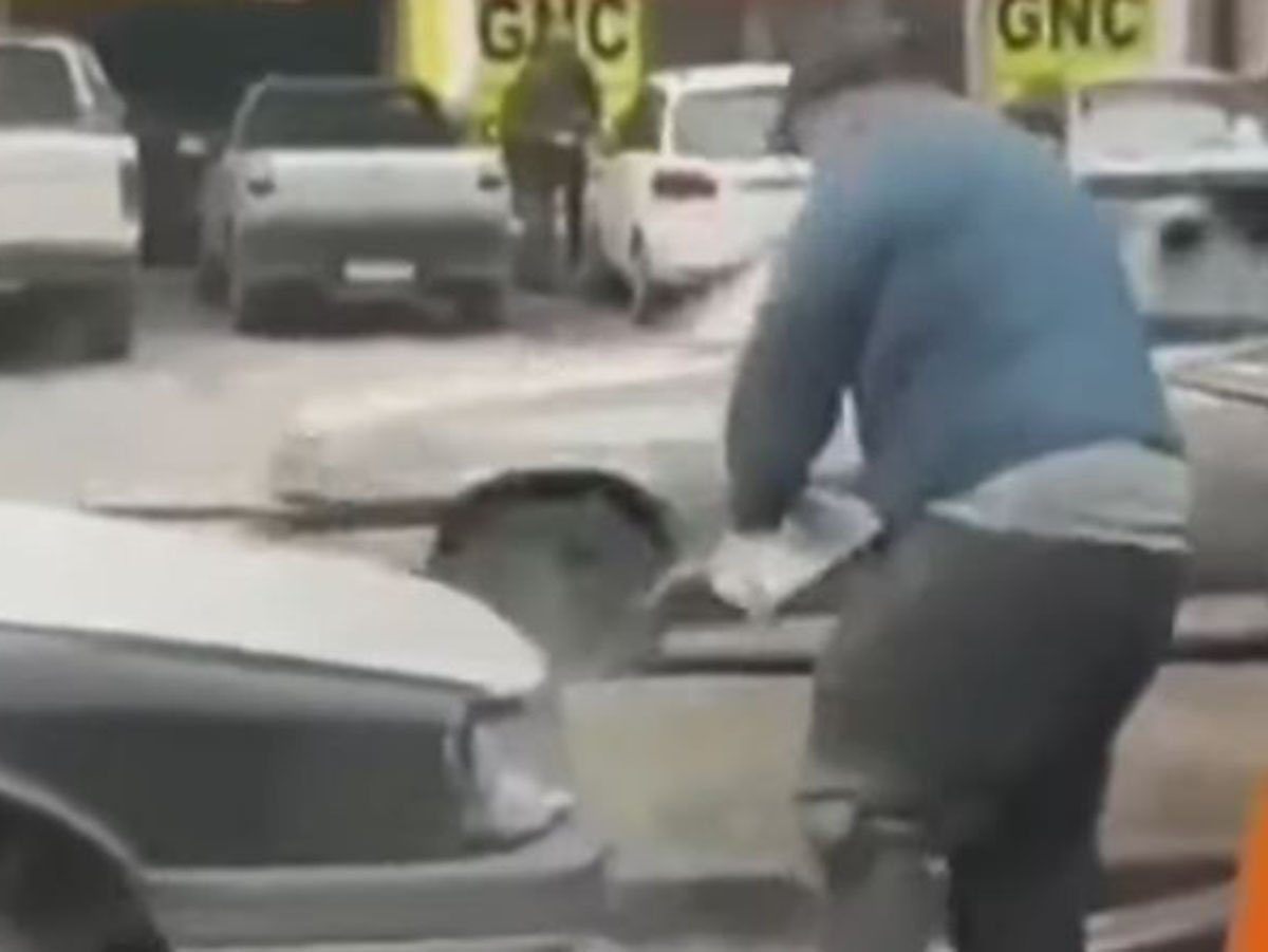 Hombre enfurece y destruye su auto para evitar ser llevado al corralón… no lo consiguió