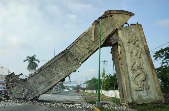 ¡Impresionante! Se desploma arco de Coatzintla. Esto se sabe