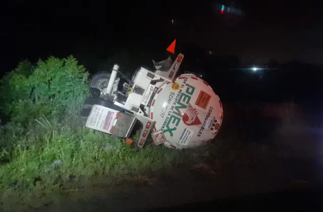 Vuelca pipa con gasolina en carretera del sur de Veracruz