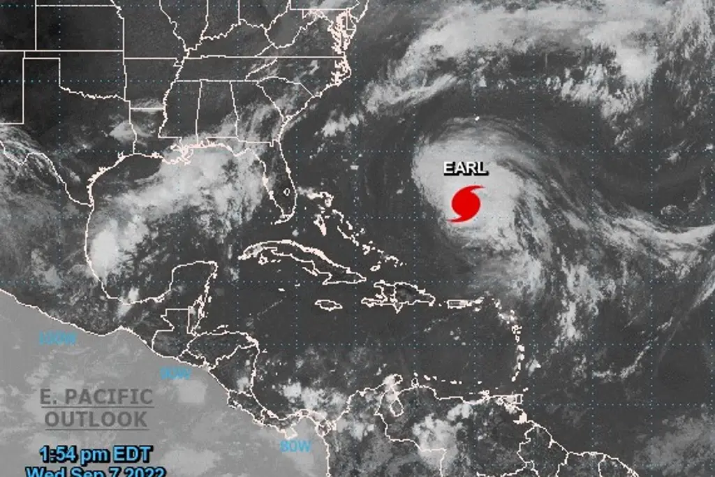 Huracán Earl alcanzará categoría 3 al avanzar en el Atlántico, advierten