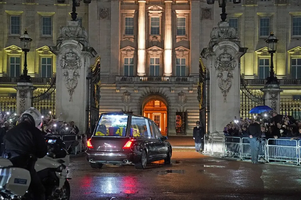 Ataúd con el cuerpo de la reina Isabel II llega a Londres