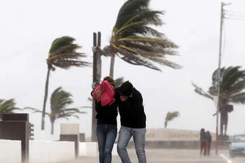 Alerta Gris por lluvia fuerte a muy fuerte y norte de hasta 95 km/h en Veracruz