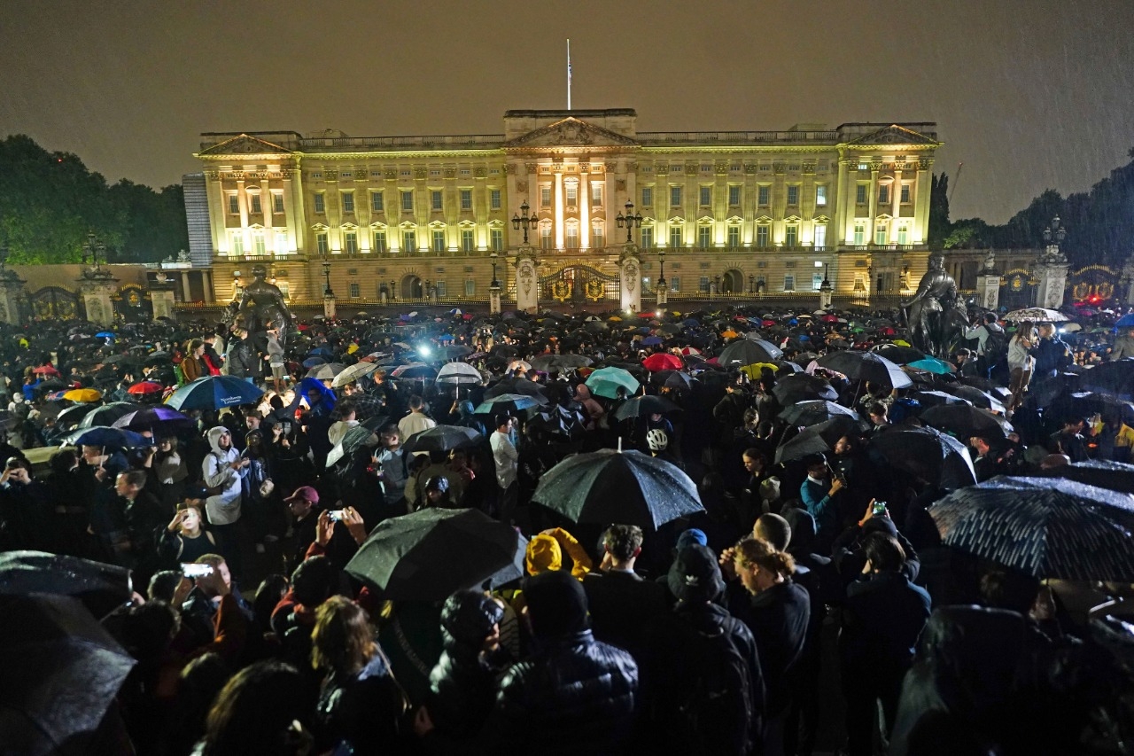 Una multitud se acerca al Palacio de Buckingham tras la muerte de Isabel II