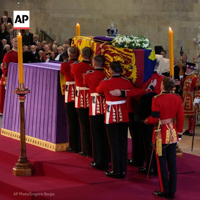 Multitudes esperan el cortejo fúnebre de Isabel II en Londres