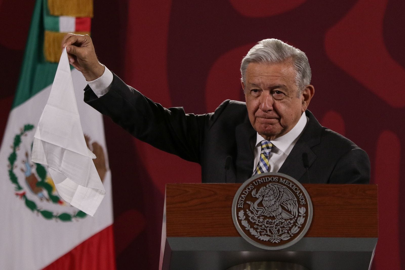 AMLO denuncia presiones para «descarrilar» investigación del caso Ayotzinapa