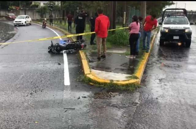 Motociclista pierde la vida al derrapar por la lluvia en Veracruz