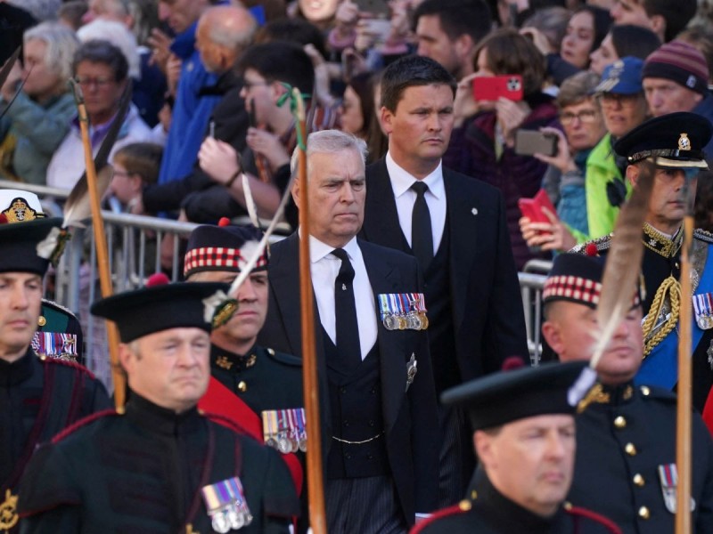 «Viejo enfermo», le gritan al príncipe Andrés durante cortejo fúnebre de Isabel II