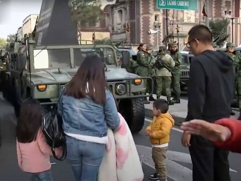 Familias asisten al Zócalo para presenciar desfile militar