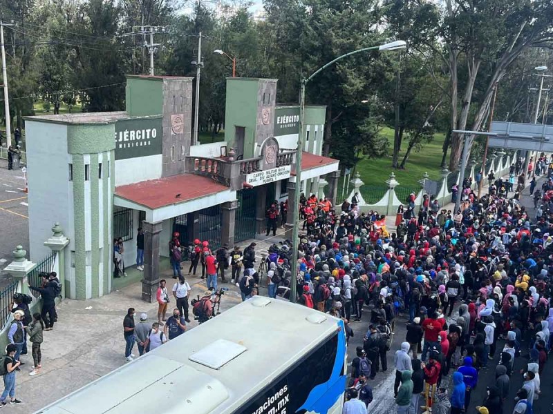 Protestan en Campo Militar 1 por caso Ayotzinapa; encapuchados realizan pintas