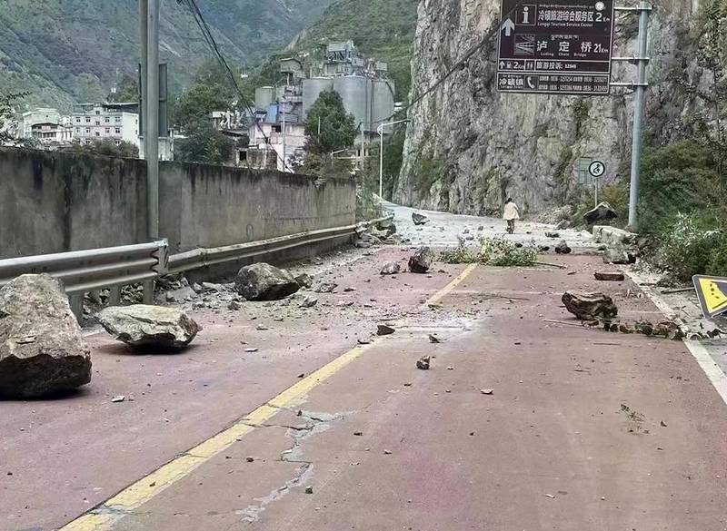 Sismo de 6.8 grados en China: al menos 21 muertos, deslaves y cortes de electricidad